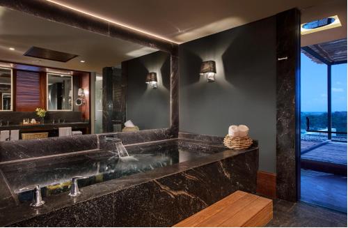 Suites Paramount Preferred Club con cama extragrande y vistas al mar del hotel Secrets Moxché Playa del Carmen - Adults Only. Foto 4