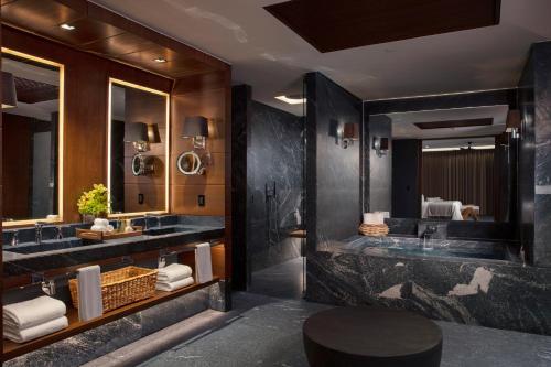 Suite Principal Preferred Club con cama extragrande - Frente al mar del hotel Secrets Moxché Playa del Carmen - Adults Only