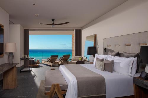Suite Principal Preferred Club con cama extragrande - Frente al mar del hotel Secrets Moxché Playa del Carmen - Adults Only. Foto 1