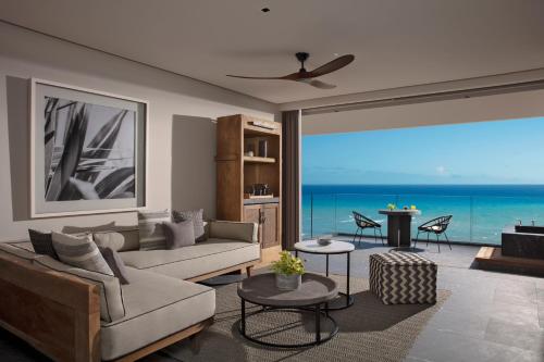 Suite Principal Preferred Club con cama extragrande - Frente al mar del hotel Secrets Moxché Playa del Carmen - Adults Only. Foto 2