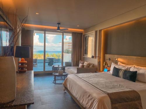 Suite Junior Superior Preferred Club con cama extragrande y vistas al mar del hotel Secrets Moxché Playa del Carmen - Adults Only. Foto 1