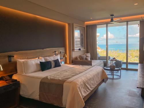 Suite Junior Doble Preferred Club con vistas al océano - Cama extragrande del hotel Secrets Moxché Playa del Carmen - Adults Only. Foto 1