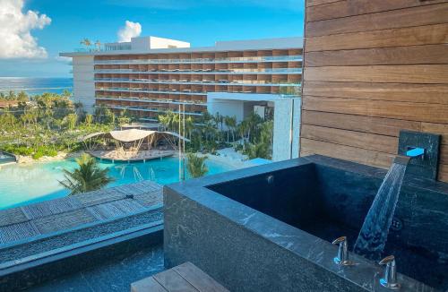 Suite Junior Doble Preferred Club con vistas al océano - Cama extragrande del hotel Secrets Moxché Playa del Carmen - Adults Only. Foto 2