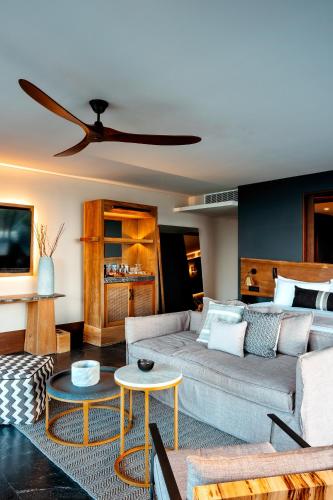 Suite Junior Peferred Club con cama extragrande - Acceso directo al mar del hotel Secrets Moxché Playa del Carmen - Adults Only. Foto 1