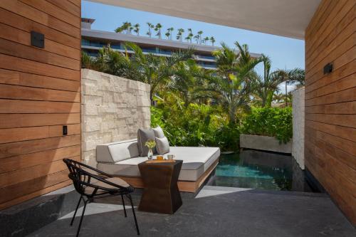Suite Junior Preferred Club con cama extragrande y vistas tropicales - Acceso directo a la piscina del hotel Secrets Moxché Playa del Carmen - Adults Only