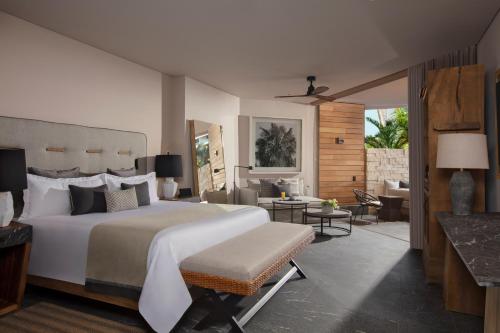Suite Junior Preferred Club con cama extragrande y vistas tropicales - Acceso directo a la piscina del hotel Secrets Moxché Playa del Carmen - Adults Only. Foto 1