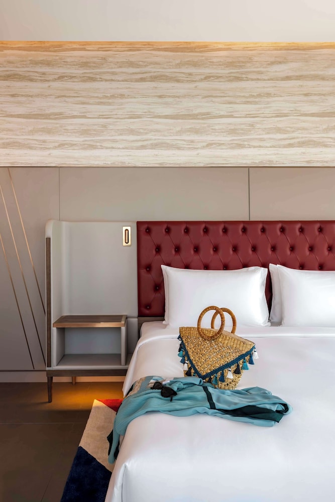 1 cama king size Deluxe del hotel Hyatt Centric Jumeirah Dubai. Foto 2