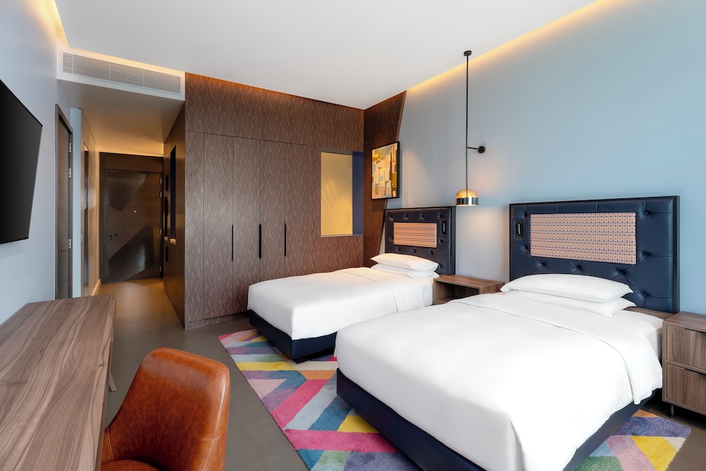 2 camas gemelas del hotel Hyatt Centric Jumeirah Dubai. Foto 1