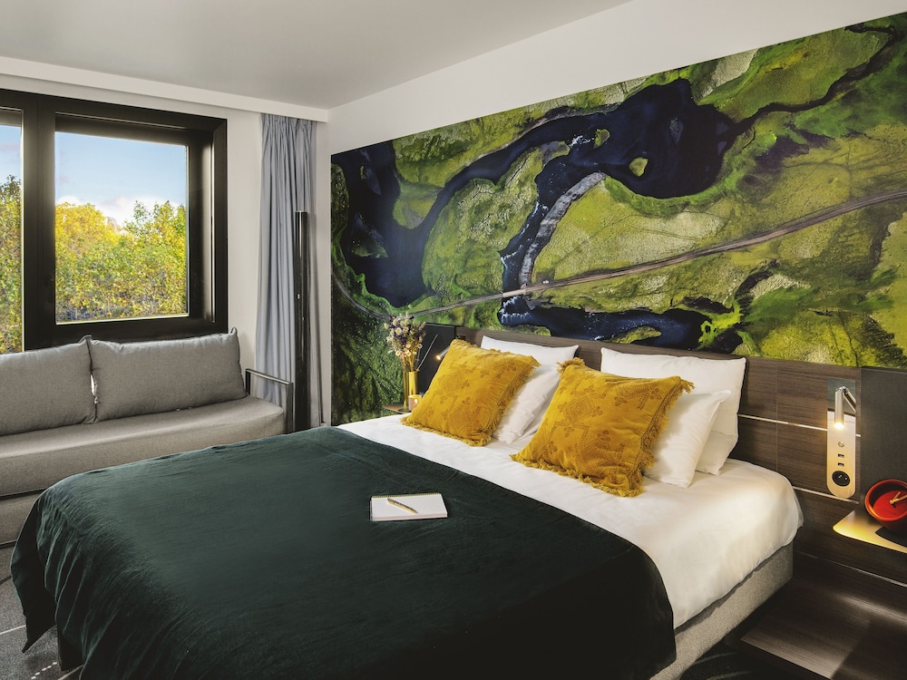 Habitación superior, 1 cama de matrimonio con sofá cama del hotel Novotel Paris Porte De Versailles. Foto 1