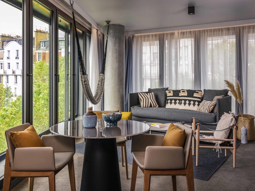 Suite, 1 cama de matrimonio grande con sofá cama (Bivouac) del hotel Novotel Paris Porte De Versailles