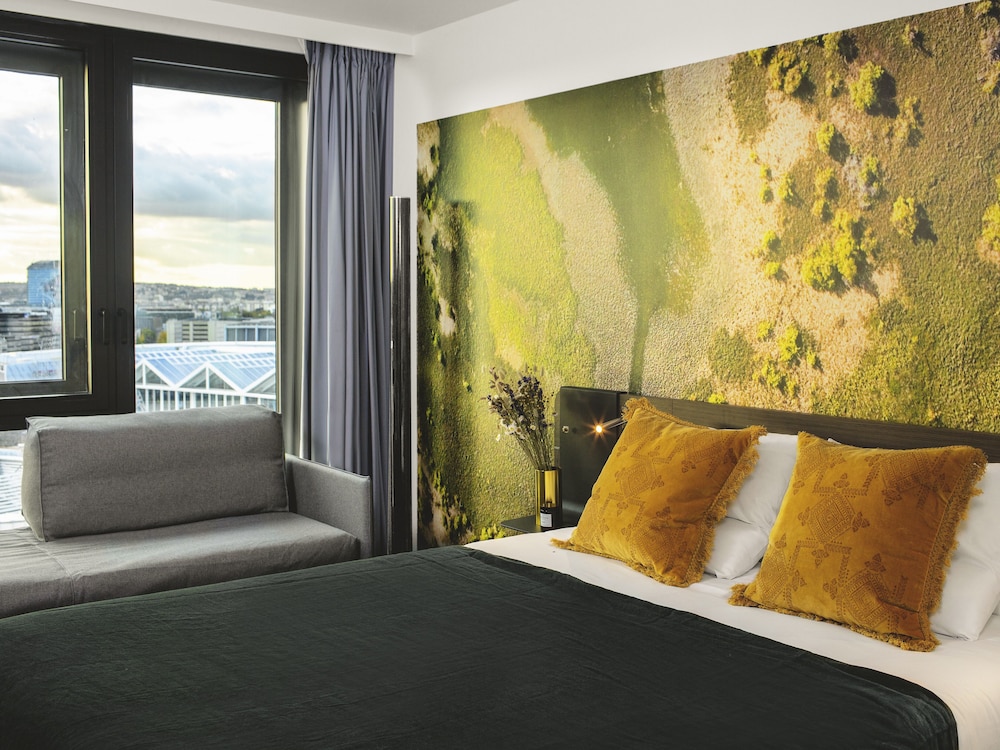 Habitación familiar, 1 cama de matrimonio con sofá cama del hotel Novotel Paris Porte De Versailles. Foto 1
