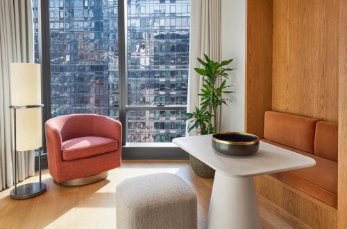 Estudio Skyline con nicho del hotel Pendry Manhattan West. Foto 1
