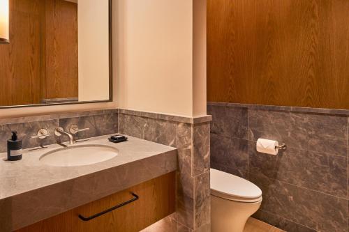 Suite esquinera de 1 dormitorio, accesible (ADA) del hotel Pendry Manhattan West. Foto 3
