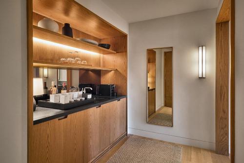 Suite esquinera de 1 dormitorio, accesible (ADA) del hotel Pendry Manhattan West. Foto 5