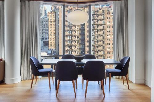 Suite esquinera de 1 dormitorio, accesible (ADA) del hotel Pendry Manhattan West. Foto 7
