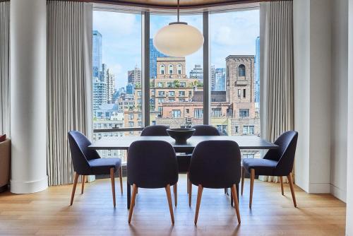 Suite esquinera de 1 dormitorio con vistas al paisaje urbano del hotel Pendry Manhattan West. Foto 7