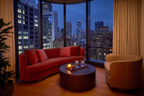 Suite esquinera de 1 dormitorio con vistas al paisaje urbano del hotel Pendry Manhattan West. Foto 9