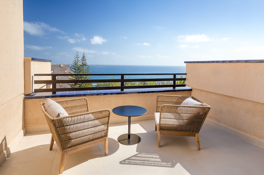 Habitación Deluxe, vistas al mar (Deluxe) del hotel Barceló Lanzarote Royal Level. Foto 2