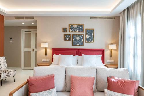 Habitación Doble Superior con balcón del hotel Vincci Molviedro. Foto 3