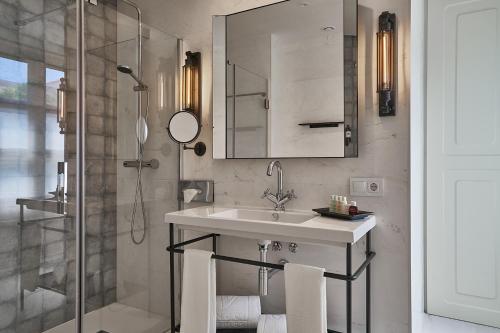 Habitación Doble Superior con balcón del hotel Vincci Molviedro. Foto 7