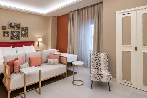 Habitación Triple del hotel Vincci Molviedro. Foto 1