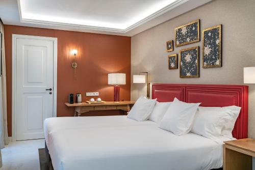 Habitación comunicada para 3 personas del hotel Vincci Molviedro. Foto 1