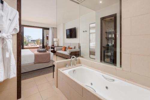 Habitación Deluxe del hotel Barceló Tenerife Royal Level. Foto 1