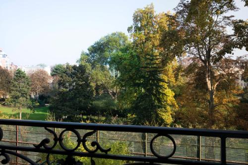 Habitación Doble con vistas al jardín del hotel De Suede Saint Germain. Foto 1