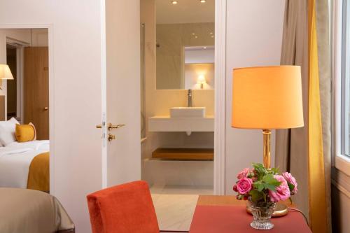 Suite Deluxe con vistas al jardín del hotel De Suede Saint Germain. Foto 1