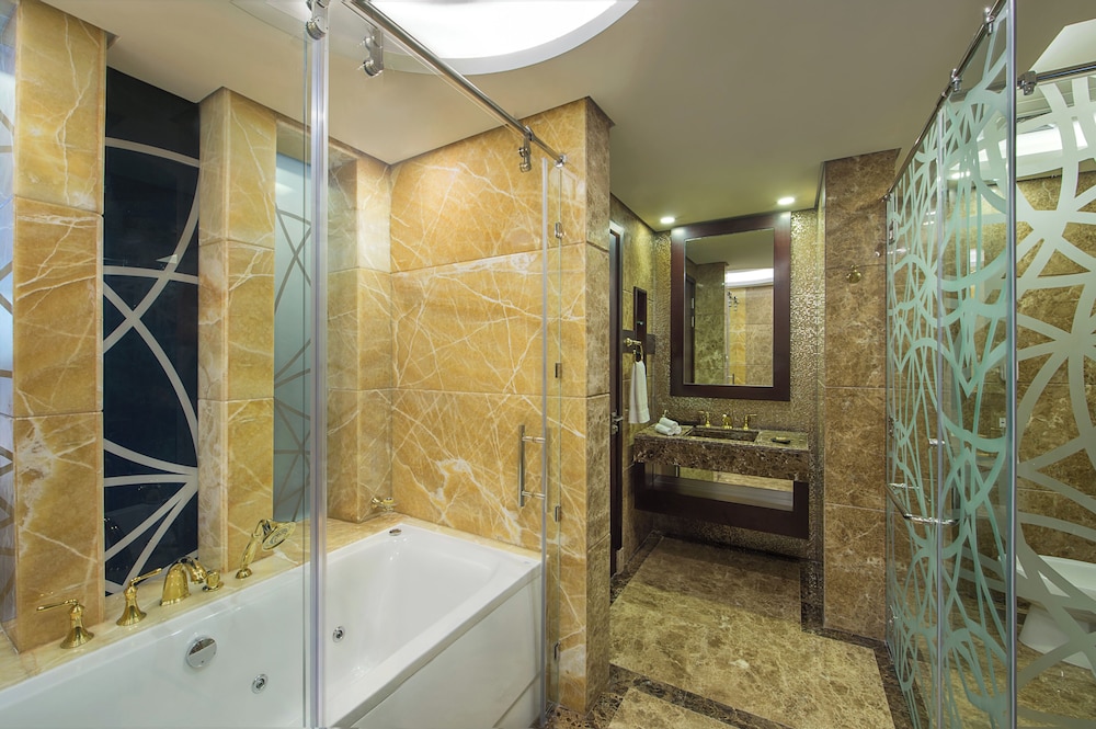 Suite Deluxe con 1 Cama Doble del hotel Grand Mercure Business Bay. Foto 3