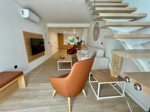 Suite Lujo 1 Cama king Duplex Vista ciudad Vista Patio Sofá Cama incluido del hotel Emblemático Hi Suites. Foto 3