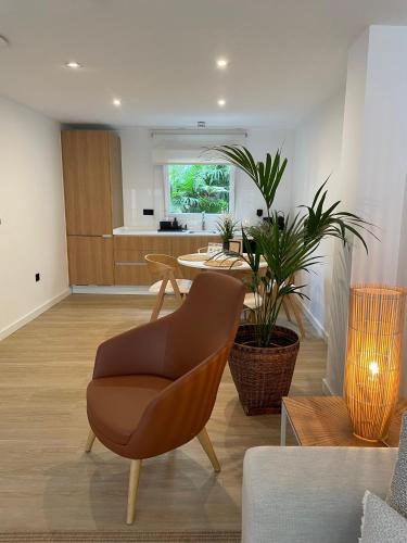 Suite Lujo 1 Cama king Duplex Vista ciudad Vista Patio Sofá Cama incluido del hotel Emblemático Hi Suites. Foto 7