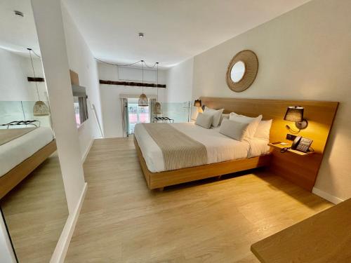 Suite Lujo 1 Cama king Duplex Vista ciudad Vista Patio Sofá Cama incluido del hotel Emblemático Hi Suites. Foto 8