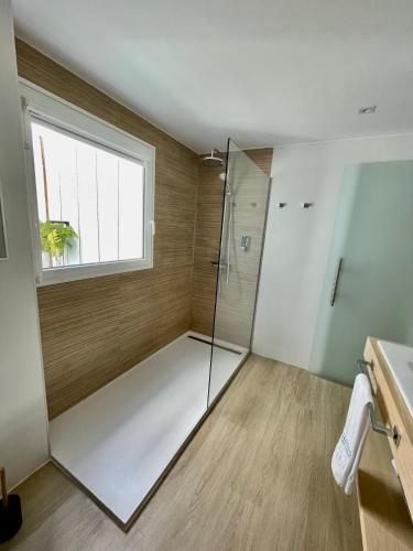 Suite Lujo 1 Cama king Duplex Vista ciudad Vista Patio Sofá Cama incluido del hotel Emblemático Hi Suites. Foto 11