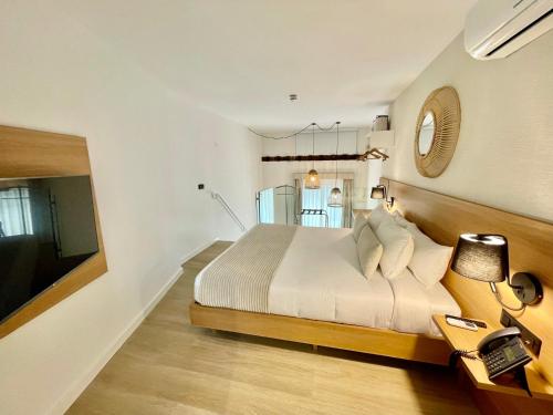 Suite Lujo 1 Cama king Duplex Vista ciudad Confort del hotel Emblemático Hi Suites. Foto 3