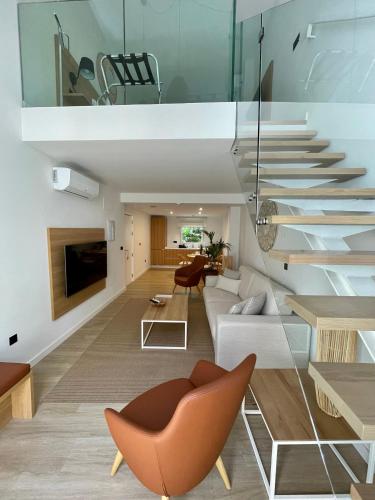 Suite Lujo 1 Cama king Duplex Vista ciudad Vista Patio Sofá Cama incluido del hotel Emblemático Hi Suites. Foto 13