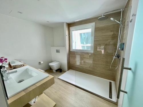 Suite Lujo 1 Cama king Duplex Vista ciudad Vista Patio Sofá Cama incluido del hotel Emblemático Hi Suites. Foto 19