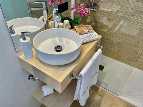 Suite Lujo 1 Cama king Duplex Vista ciudad Confort del hotel Emblemático Hi Suites. Foto 17