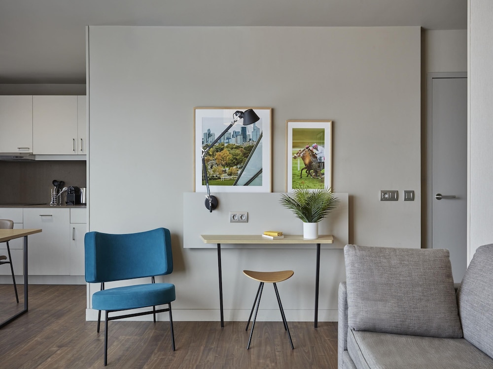 Apartamento Superior de 1 dormitorio con balcón del hotel Aparthotel Adagio Paris Suresnes Longchamp. Foto 1