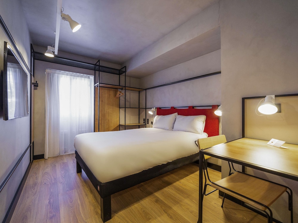 Habitación doble superior, 1 cama de matrimonio, balcón del hotel ibis Porto Centro Mercado Bolhao