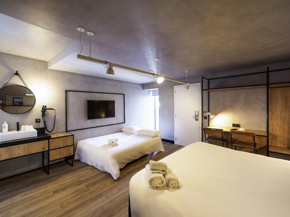 Habitación familiar, 1 cama doble con sofá cama (Standard) del hotel ibis Porto Centro Mercado Bolhao. Foto 1