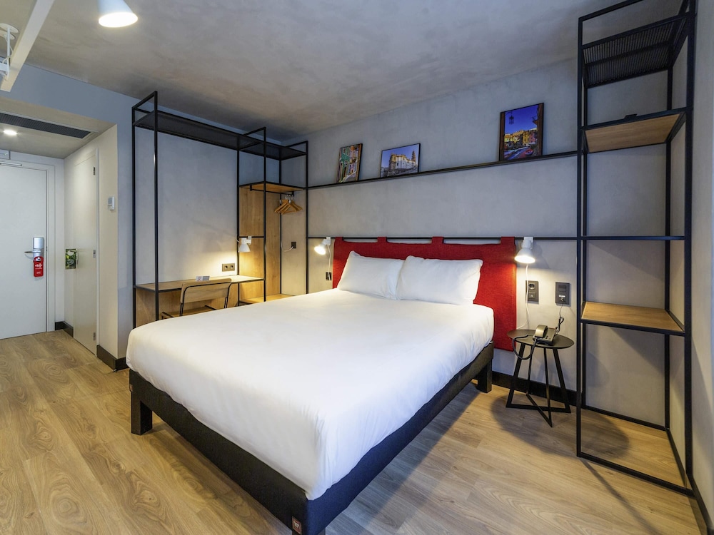 Habitación familiar, 1 cama doble con sofá cama (Standard) del hotel ibis Porto Centro Mercado Bolhao. Foto 2