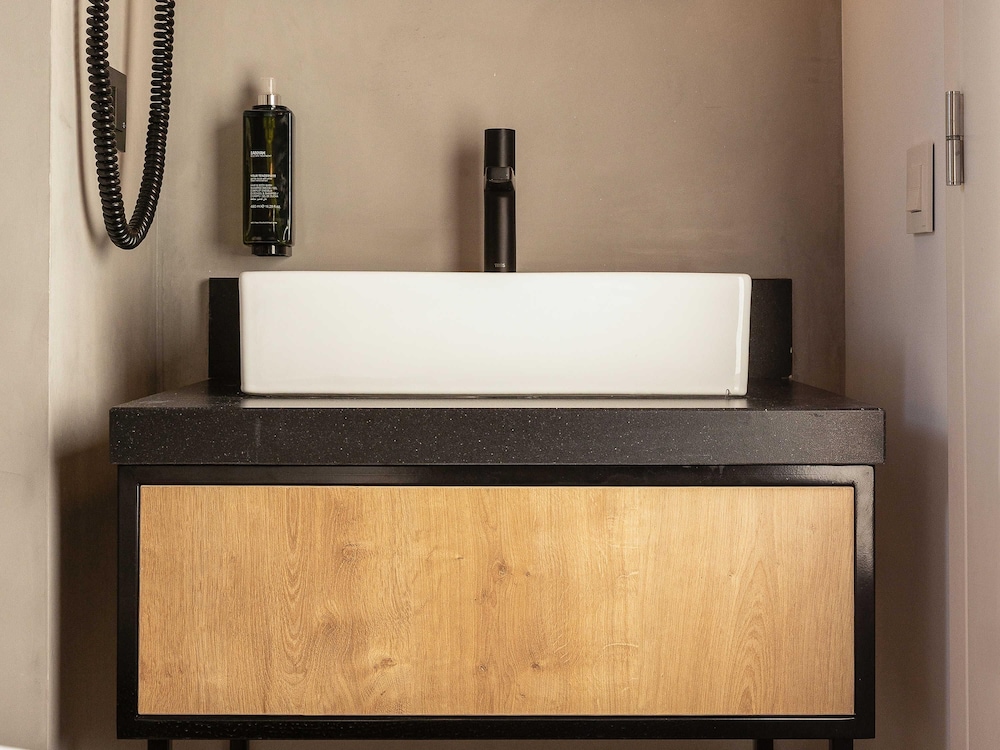 Habitación familiar, 1 cama doble con sofá cama (Standard) del hotel ibis Porto Centro Mercado Bolhao. Foto 5