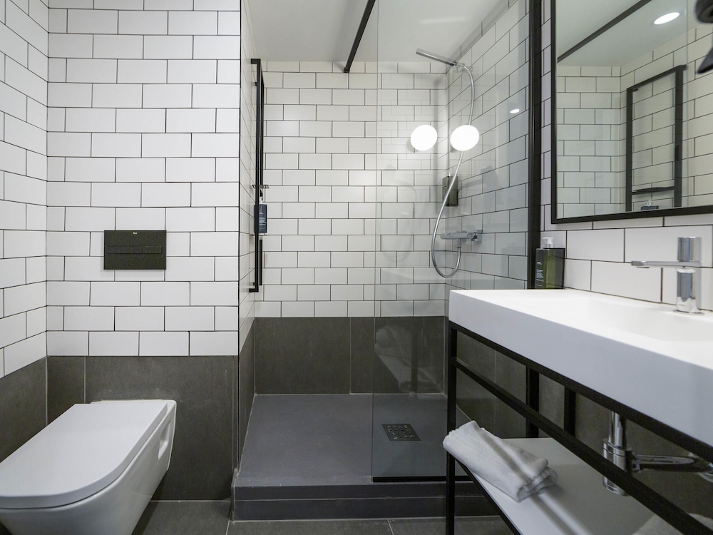 Habitación estándar con 2 camas individuales, 2 camas individuales del hotel ibis Porto Centro Mercado Bolhao. Foto 4