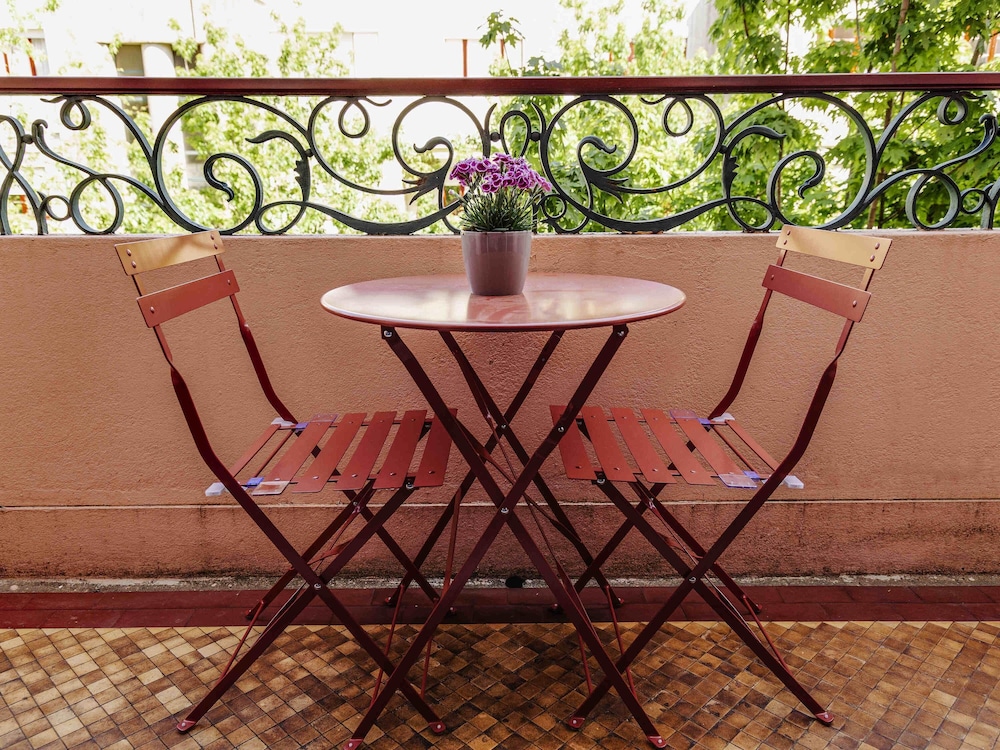 Habitación doble superior, 1 cama de matrimonio, balcón del hotel ibis Porto Centro Mercado Bolhao. Foto 3