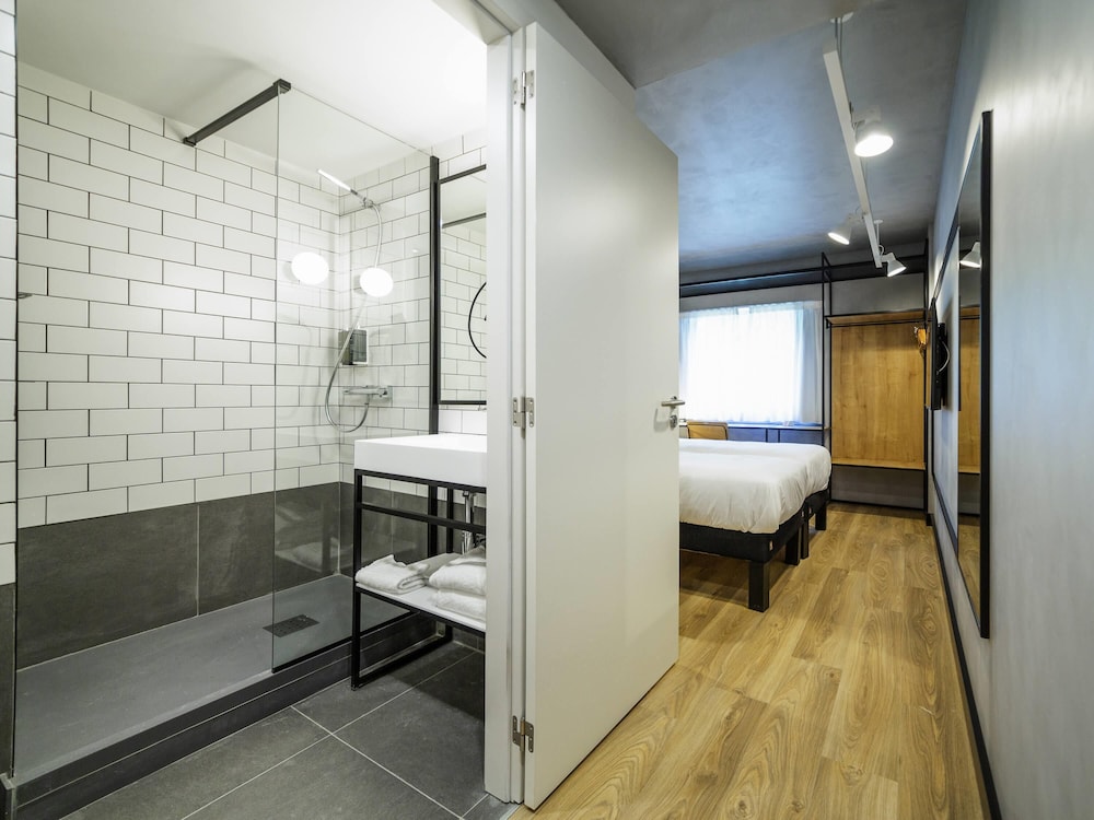 Habitación estándar con 2 camas individuales, 2 camas individuales del hotel ibis Porto Centro Mercado Bolhao. Foto 6