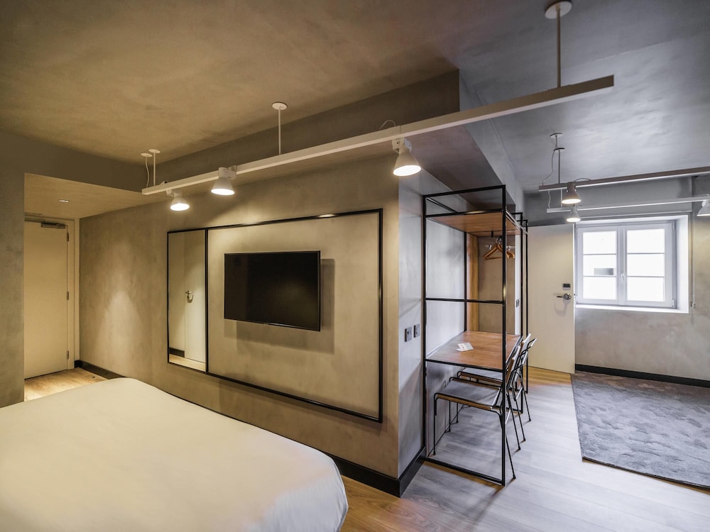 Suite, 1 cama doble con sofá cama del hotel ibis Porto Centro Mercado Bolhao. Foto 5