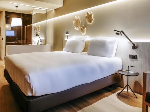 Habitación Superior con cama extragrande del hotel Mercure Fátima. Foto 4