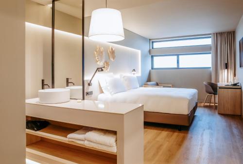 Habitación Superior con cama extragrande del hotel Mercure Fátima. Foto 6