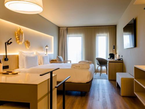 Habitación Privilege con cama extragrande y vistas del hotel Mercure Fátima. Foto 3